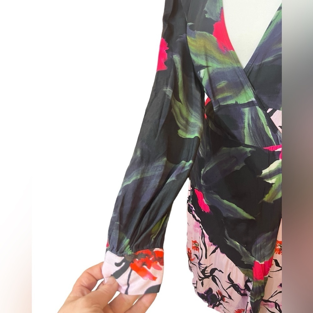Asymmetrical wrap dress with an artsy floral design so cute H&M - Picture 3 of 8